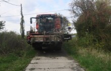 Kombajn strhl trolej na přejezdu v Kojetíně. Škoda dosahuje 350 tisíc