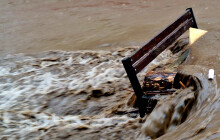 POVODEŇ: Apokalypsa pod okny. Voda město odřízla od okolního světa