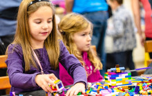 Akce na víkend: Miliony kostek, bruslení i divadlo