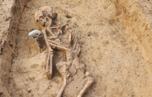 Odkryli největší starobronzové pohřebiště na střední Moravě. V hrobech našlí i korálky