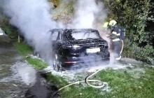Porsche v plamenech. Hasiči v noci zasahovali u požáru auta