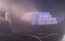 Požár silážní jámy se sedmi stovkami balíků slámy. Zasahovaly čtyři jednotky hasičů