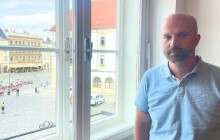 Mladí už drogy nekupují na ulici, ale online, říká David Bezdomnikov z Podaných rukou