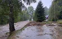 Jejich auto strhla rozbouřená řeka. Tělo pohřešované ženy se našlo v Polsku
