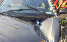 Vyprošťovali řidiče z osobáku. Auto se napíchlo na zábradlí