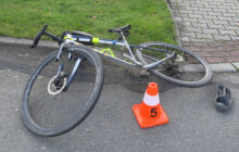 Letěl pro něj vrtulník. Cyklista po střetu s osobákem utrpěl vážná zranění