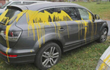 Neznámý polil auta žlutou barvou. Případ řeší policie