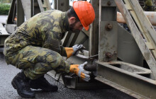 Břehy Vidnávky ve Velké Kraši spojil po záplavách druhý provizorní most
