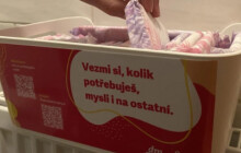 Menstruační potřeby bezplatně i pro další žákyně na základkách. Zajistí je Člověk v tísni