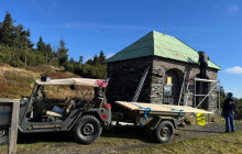 Jelení studánka má novou střechu. Útulnu zvelebily Lesy ČR