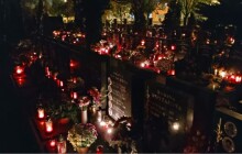 Dušičky jsou tady. Města vypravují bezplatné autobusy a prodlužují otevírací dobu hřbitovů