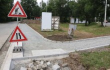 Černou cestu bude lemovat nový chodník, hotový bude v polovině srpna