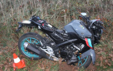 Letěl pro ni vrtulník. Motorkářka nabourala do stromu