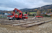 Stavba školy z kontejnerů je v plném proudu. Podobnou budou mít i v Jeseníku