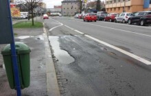 Propadlé a zvlněné silnice na autobusových zastávkách pokryje nový asfalt