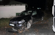 Vzal cizí auto a naboural s ním do plotu. Policisté hledají svědky