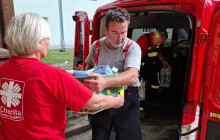 Pomáhají po povodních finančně i materiálně. Charita dodává před zimou i vysoušeče
