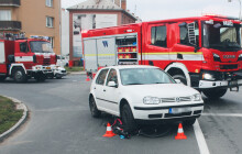 Nedal přednost cyklistovi. Ten skončil v nemocnici