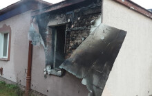 Požár domu ve Chválkovicích. Na místě jsou hasiči