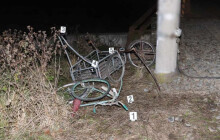 Na trati ležely dva vozíky i kolo. Vlak do nich na Nových Sadech narazil