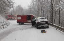 Sníh komplikoval dopravu. U nehod zasahovali hasiči