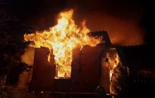 Hasiči od rána zasahují v Šumperku. Zahynuly dvě kočky