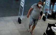 Policie hledá muže, který masturboval mezi regály v obchodě s oblečením