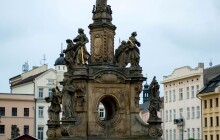 FOTOREPORT: Historie, patroni a studentská legenda. Prohlédněte si Mariánský sloup