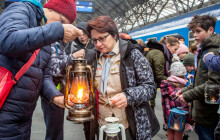 Betlémské světlo rozváží historická tramvaj. Kdy ji potkáte?