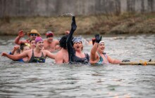 Ledová Bečva opět volá. Přerovské silvestrovské otužování láká desítky lidí