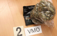 Kilo konopí, 240 gramů jiných drog. Skupinu pěti mladých zadržela policie