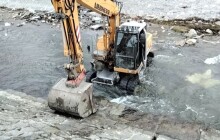 Hasiči zasahovali v Bělé. Do řeky vytekl olej z bagru