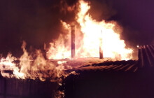 Rodinný dům v plamenech. Na místě byli dva zranění