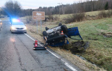 Opilý mladík sedl za volant. Auto skončilo na střeše