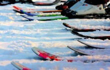 Parkoviště Červenohorského sedla čelí náporu lyžařů, skibusy zatím nejezdí