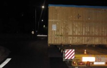 Řidič neodhadl velikost nákladu a srazil několik odrazových značek