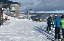 Na horách napadl čerstvý sníh. Lyžaři zaplnili o víkendu skiareály