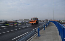 Silničáři byli v terénu celou noc. Na silnicích v kraji může být stále ledovka