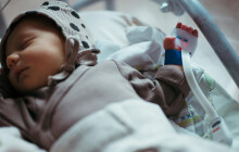 Miminka ve fakultce hlídají nové monitory životních funkcí. I díky sbírce