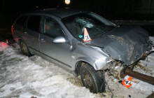 Mladík narazil s autem do městského úřadu. Vypil skoro půl litru vodky