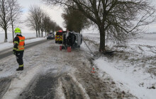 Kluzké silnice potrápily řidiče. Dva skončili ve Fakultní nemocnici