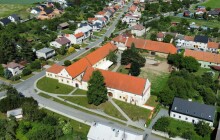 Místo chlévů knihovnu! Ve Slatinicích opravili Lichtenštejnský dvůr