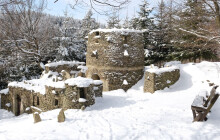 Tip na výlet: Umělou zříceninu vytvořil místní. Postavil ji z kamenů z polí