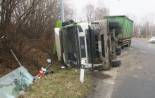 Řidič kamionu zůstal po nehodě zaklíněný uvnitř. Nehoda zablokovala silnici na celý den