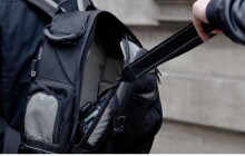 Řidič nechal v autě batoh. Ten přilákal zloděje