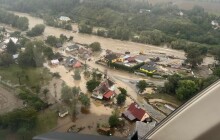 Brikety zmizely během chvíle. Lidé po povodních čekají na další dodávky dřeva