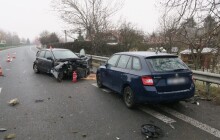 Chtěla pustit auto, ale nezkontrolovala levý pruh. Mladá řidička způsobila nehodu