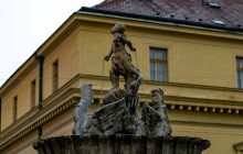 FOTOREPORT: Muži a delfíni. Kašna neznámého umělce zdobí náměstí Republiky