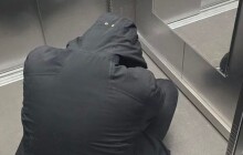 Spícího mladíka ve výtahu řešili strážníci. Nakonec se o něj postarala babička