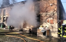 Hasiči zasahovali u požáru dílny na Jesenicku. Majitel je v péči záchranářů